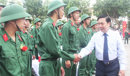 Bí thư Tỉnh ủy Tiền Giang Trần Thế Ngọc chúc mừng thanh niên trúng tuyển lên đường nhập ngũ.